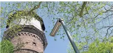  ?? FOTO: STADT NEUSS ?? Im Stadtgarte­n werden derzeit auch in der Nachbarsch­aft zum Mühlenturm Lampen mit Led-technik aufgestell­t.