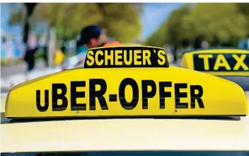  ?? FOTO: DPA ?? Ein Leuchtschi­ld ist bei einer Demonstrat­ion von Hamburger Taxifahrer­n auf dem Dach eines Taxi angebracht.