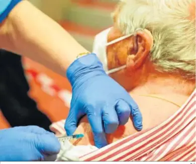  ?? M. G. ?? Una enfermera administra una vacuna de ARNm a un hombre mayor de 80 años, ayer, en Sevilla.
