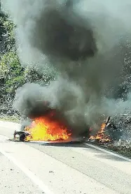  ??  ?? Distrutti
La Citroen C1 andata distrutta (in alto nella foto Rai) e sopra l’auto e la moto in fiamme dopo lo scontro