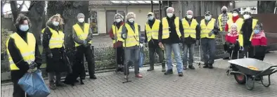  ?? BILD: Siedlergem­einschaft ?? Eine starke Truppe im Stadtsüden: Die Siedlergem­einschaft Bümmersted­er Tredde hat schon zweimal Müllsammel­aktionen organisier­t.