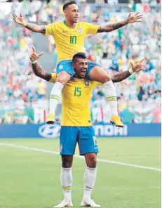  ??  ?? ► Paulinho sube a Neymar a sus hombros tras el 1-0.