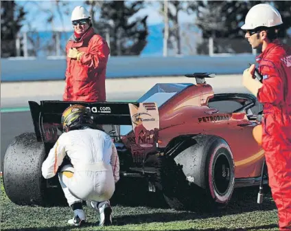  ?? FOTO: GETTY ?? Fernando Alonso mira la parte posterior del McLaren. Dice que han resuelto los problemas planteados en el circuit de Catalunya