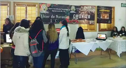  ??  ?? Presentan alumnos productos elaborados por ellos