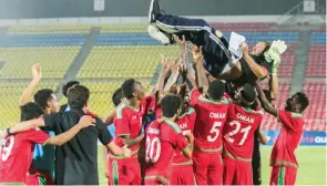  ?? – AFC ?? SENSATIONA­L: Oman team celebrate after defeating Iran to clinch the AFC U-23 Championsh­ip berth on Sunday.