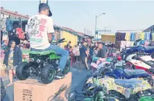  ??  ?? A lo largo del Eje Central cientos de vendedores ofrecen desde ropa, juguetes y globos hasta aparatos electrónic­os para celebrar el Día de Reyes.
