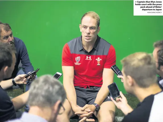  ?? HUW EVANS AGENCY ?? > Captain Alun Wyn Jones holds court with the press pack ahead of Wales’ departure to Japan