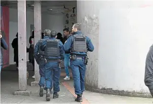  ?? | PHOTO : JOËL LE GALL / OUEST-FRANCE ?? Au lendemain du double meurtre, place du Gros-Chêne, à Rennes, près d’un point de deal du quartier de Maurepas, la police a renforcé sa présence.