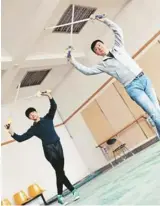  ??  ?? 排練廳的鏡子占據了一­面牆，師徒二人正在練習 。（取材自中國新聞周刊）