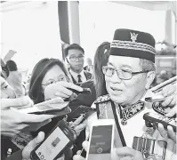  ??  ?? NERANG : Uggah benung nerang ngagai pemberita bekaul enggau Ubah ba Kot Tanah Sarawak 2018 ti deka dibantai ba Aum DUN kena Hari Tiga tu.