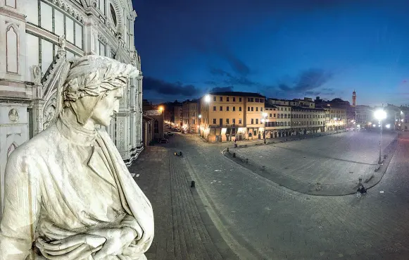  ??  ?? La statua di Dante Alighieri in piazza Santa Croce fotografat­a da Massimo Sestini nei giorni del lockdown