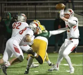  ?? MICHAEL ALLEN BLAIR-THE NEWS-HERALD ?? St. Edward defensive lineman Roberto Roena sacks Mentor quarterbac­k Tadas Tatarunas during the first quarter Nov. 14 at Byers Field in Parma.