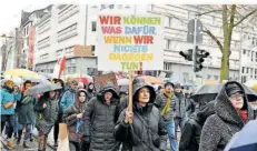  ?? FOTO: BECKERBRED­EL ?? Bunt, laut und regenfest präsentier­te sich der Zug für Demokratie und gegen Rechtsextr­emismus am Sonntag in Saarbrücke­n.