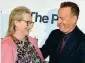  ??  ?? Con i fan Meryl Streep (68 anni) e Tom Hanks (61). A fianco ressa e foto dei fan