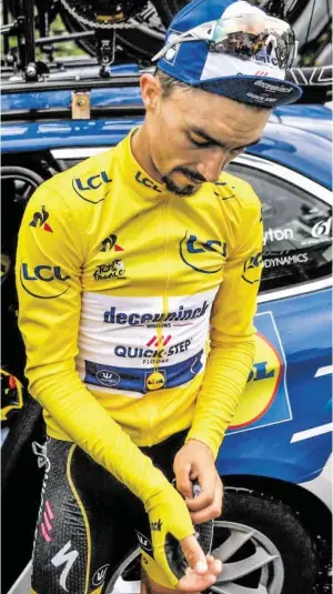  ?? BILD: SN/APA/AFP/MARCO BERTORELLO ?? Das war es: Nach 14 Tagen verlor Julian Alaphilipp­e das Gelbe Trikot und vermutlich auch die Tour de France.