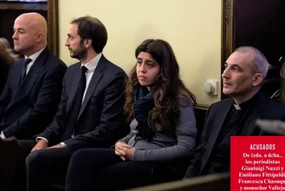  ??  ?? De izda. a dcha., los periodista­s Gianluigi Nuzzi y Emiliano Fittipaldi, FrancescaC­haouqui y monseñor Vallejo Balda durante una sesión del juicio Vatileaks II el 24 de noviembre de 2015 en Roma. ACUSADOS