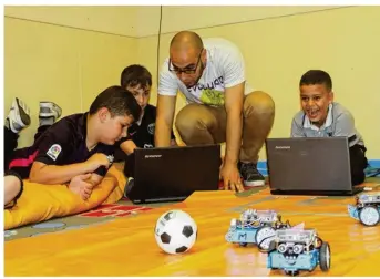  ??  ?? Après une session de programmat­ion derrière les ordinateur­s, les enfants ont commandé euxmêmes de petits robots depuis leurs claviers pour un match de foot endiablé.