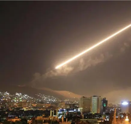  ?? © Hassan Ammar/ap ?? Syrisch luchtafwee­rgeschut boven Damascus tijdens de raketaanva­llen van vrijdagnac­ht.