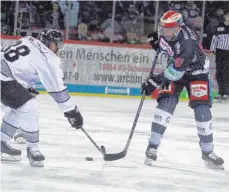  ?? ARCHIVOTO: DIETER REINHARDT ?? Die Zeit von Will Acton ( rechts) im Trikot der Schwenning­er Wild Wings könnte bald vorbei sein. Es gibt wieder einmal Gerüchte um einen Wechsel des Angreifers.