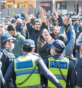  ?? W. West / afp ?? Protestas, ayer, contra el confinamie­nto en Melbourne