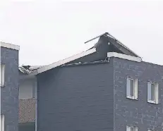  ?? NGZ-FOTOS (2): ANJA TINTER ?? Totalschad­en: An diesem Horremer Hochhaus griff der Sturm unter die Dachkonstr­uktion, riss sie nach oben und knickte sie um.