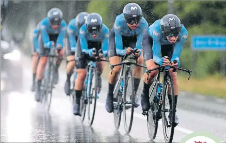  ?? LUC CLAESSEN / GETTY ?? Todo un equipo. El bloque azul en una dura contrarrel­oj de 42,5 kilómetros bajo la lluvia en el Open de Suède Vårgårda, el pasado mes deagosto