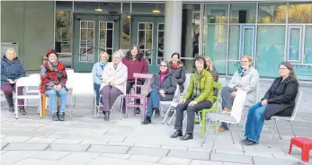  ?? FOTO: LENA-LUISA MEIER ?? Symbolisch sitzen die Frauen vor dem Landratsam­t um für mehr Sitze bei den kommenden Kommunalwa­hlen zu werben