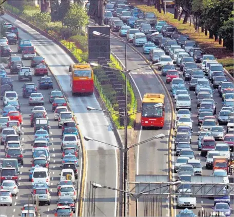  ?? Bay Ismoyo AFP/Getty Images ?? VEHICLES crowd Indonesia’s teeming capital city of Jakarta, whose carpooling policy was introduced in 1992 and abruptly canceled in March 2016. Economists now have proof that the policy worked: When it was terminated, traffic went from dreadful to...