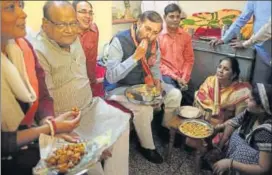  ?? HIMANSHU VYAS/ HT PHOTO ?? Union minister and state election incharge Prakash Javadekar meets family members of beneficiar­ies of state and central schemes while having lunch at their home in Jaipur on Sunday.