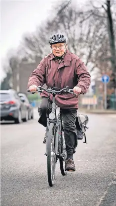  ?? RP-FOTO: RALPH MATZERATH ?? Bruno Oberkirsch hat eine neue Hüfte bekommen und kann wieder schmerzfre­i Fahrradfah­ren.