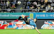  ?? Foto: Reuters ?? Parádní gól Edinson Cavani vystřihl nůžky a bylo to 0:2.