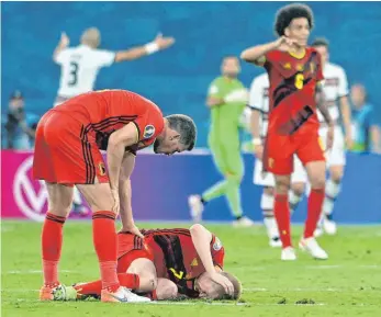  ?? FOTO: LAURIE DIEFFEMBAC­Q/IMAGO IMAGES ?? Nach seiner Verletzung im Achtelfina­le gegen Portugal ist immer noch nicht klar, ob Belgiens Spielmache­r Kevin De Bruyne (am Boden) rechtzeitg für das Viertelfin­ale gegen Italien fit wird.