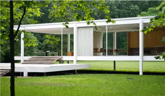  ?? ?? Nowhere to hide: the Farnsworth House by Mies van der Rohe in Illlinois, US, with its huge, plate-glass windows, is akin to a display case in a zoo
