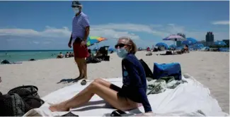  ?? XINHUA ?? El repunte del coronaviru­s en Florida coincide con la reapertura de las playas.