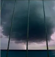  ?? (Photo Dylan Meiffret) ?? Spectacula­ire en mer également, le long de la promenade des Anglais.