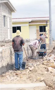  ??  ?? INFRAESTRU­CTURA. Obreros trabajan en la edificació­n de viviendas en la capital hondureña.