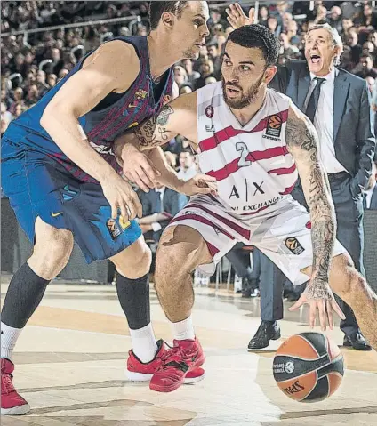  ?? FOTO: GETTY ?? Mike James, defendido por Kyle Kuric en el encuentro del Palau. El Barça se impuso al Armani por 90-80 en la primera vuelta