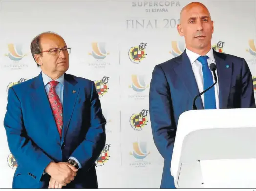  ?? EFE ?? El presidente del Sevilla, José Castro, junto con Luis Rubiales en el acto de presentaci­ón de la Supercopa de España de 2018.