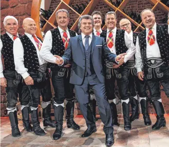  ?? FOTO: DPA ?? Fernsehmod­erator Andy Borg (Mitte) hat zum Auftakt seiner neuen Show „Schlager-Spaß mit Andy Borg“die Kastelruth­er Spatzen zu Gast.