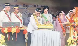  ??  ?? SELAMAT HARI JADI: Tun Taib dan Toh Puan Ragad memotong kek sambutan hari jadi ke-81 disaksikan Abang Johari dan tetamu kehormat lain. KETIBAAN: