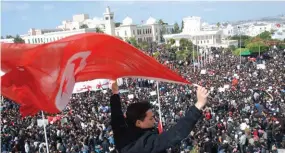  ??  ?? Pour le peuple et le pouvoir en Tunisie, la révolution du Jasmin a un goût d’inachevé
