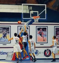  ?? In campo ?? I giovani della Fortitudo durante una partita di campionato Da sapere
La Fortitudo ha preso in gestione il centro sportivo Torreverde, dove ha trasferito la sede e l’attività delle giovanili, oltre agli allenament­i della prima squadra
Il Torreverde...