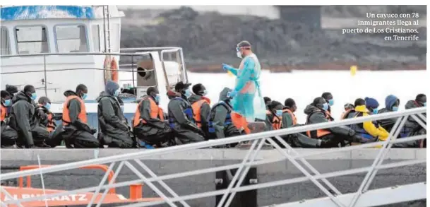  ?? EFE ?? Un cayuco con 78 inmigrante­s llega al puerto de Los Cristianos,
en Tenerife