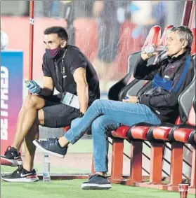  ?? FOTO: MANEL MONTILLA ?? Quique Setién se refresca en el banquillo en un partido plácido