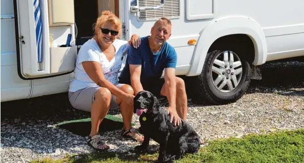  ?? Fotos: Louisa Müller/Andreas Schopf (2) ?? Sarah und Mac MacKenzie mit Hund Rocky aus Livingston in Schottland sind durch Zufall auf den Wertinger Wohnmobils­tellplatz gestoßen: Eigentlich sind sie nur auf der Durchreise nach Kroatien. Gefallen hat ihnen die Zusamstadt trotzdem, sie wollen auf jeden Fall wieder nach Wertingen kommen.