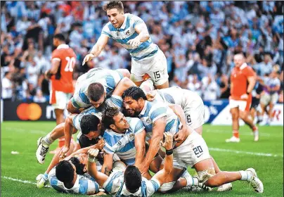  ?? FOTOS: AFP ?? DESENFRENO. Los jugadores celebran que Argentina jugará la semifinal de un Mundial por tercera vez.