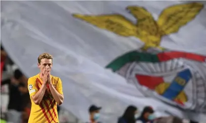  ?? ?? Despair for Frenkie De Jong during Barcelona’s 3-0 Champions League defeat at Benfica. Photograph: Patrícia de Melo Moreira/AFP/Getty Images