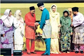  ?? Gambar BERNAMA ?? TIMBALAN Yang di-Pertuan Agong Sultan Nazrin Shah (tengah) dan Raja Permaisuri Perak Tuanku Zara Salim (tiga, kanan) berkenan berangkat ke Majlis Sambutan Maulidur Rasul Peringkat Kebangsaan Tahun 2018M/1440H di Pusat Konvensyen Antarabang­sa Putrajaya (PICC), Selasa. Turut hadir Perdana Menteri Tun Dr Mahathir Mohamad (tiga, kiri) dan isteri Tun Dr Siti Hasmah Mohd Ali (dua, kanan), Timbalan Perdana Menteri Datuk Seri Dr Wan Azizah Wan Ismail (dua, kiri), Menteri di Jabatan Perdana Menteri Datuk Seri Dr Mujahid Yusof (kanan) serta Timbalan Menteri di Jabatan Perdana Menteri Fuziah Salleh (kiri). -