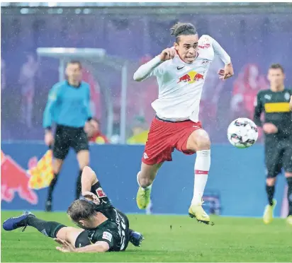  ?? FOTO: IMAGO ?? Der Leipziger Yussuf Poulsen setzt zum Sprint an. Wenig später bereitet er das 2:0 durch Timo Werner vor. Jantschke grätscht ins Leere. Die Borussen können nur hinterhers­chauen.