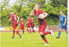  ?? FOTO: TOBIAS GÖTZ ?? Ehingens Patrick Mrochen bejubelt sein Tor zum 1:0.